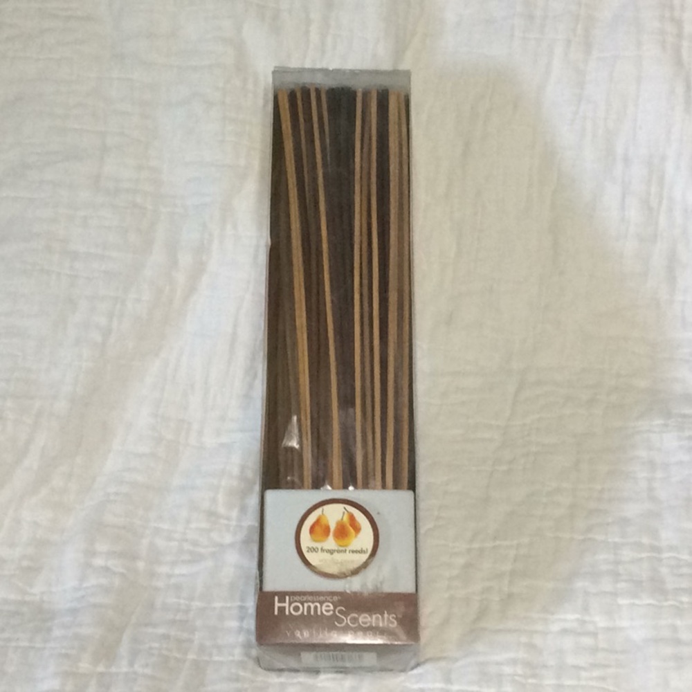 Vanilla pear scented reeds with ceramic vase. H149